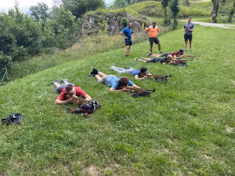 Initiation au tir à carabine laser lors d'une session biathlon à Loudenvielle