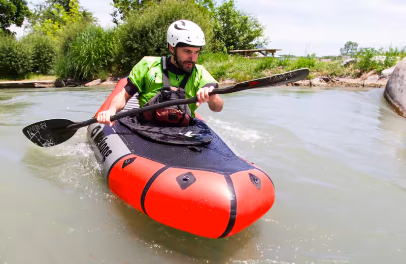 Canoë-kayak sur les eaux turquoises du lac de Génos-Loudenvielle