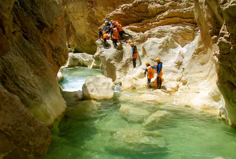 Groupe équipé pour le canyoning au bord d'un torrent pyrénéen