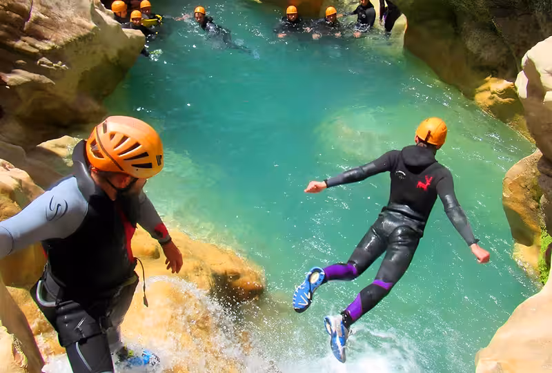 Descente en rappel dans un canyon des Pyrénées près de Loudenvielle