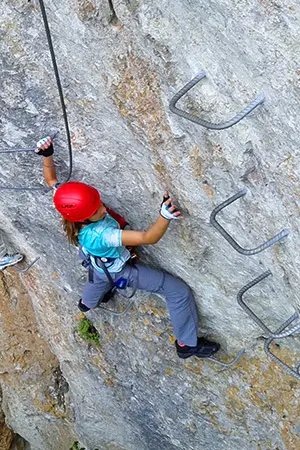 Grimpeur progressant sur une paroi rocheuse dans les Pyrénées