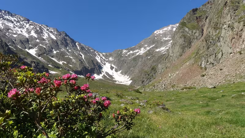 Randonneur sur un sentier balisé dans la vallée du Louron