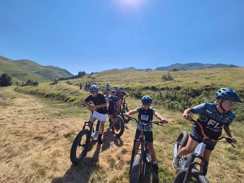 Descente en trottinette en famille avec des enfants