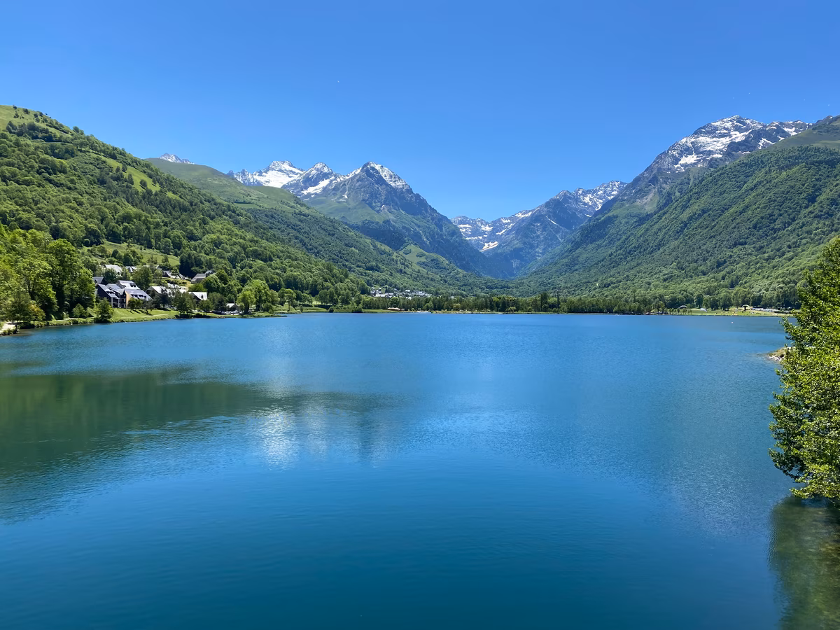 Lac de Génos à Loudenvielle entouré de montagnes pyrénéennes en été